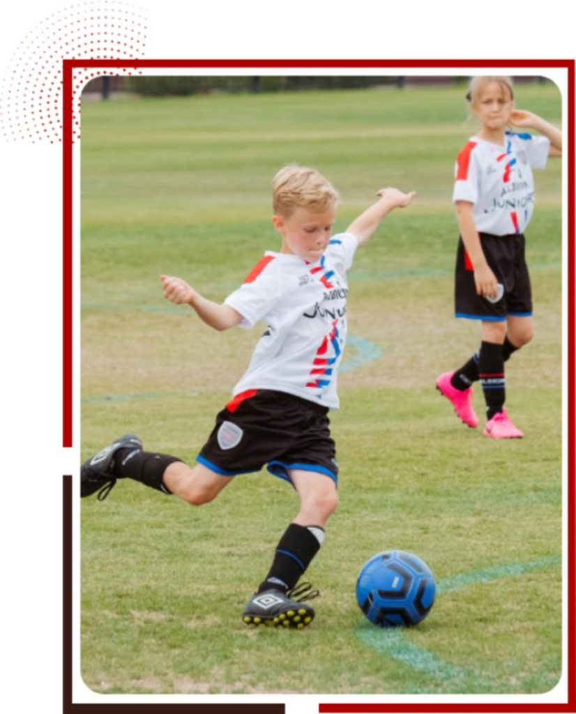 Kinder spielen Fußball im Freien