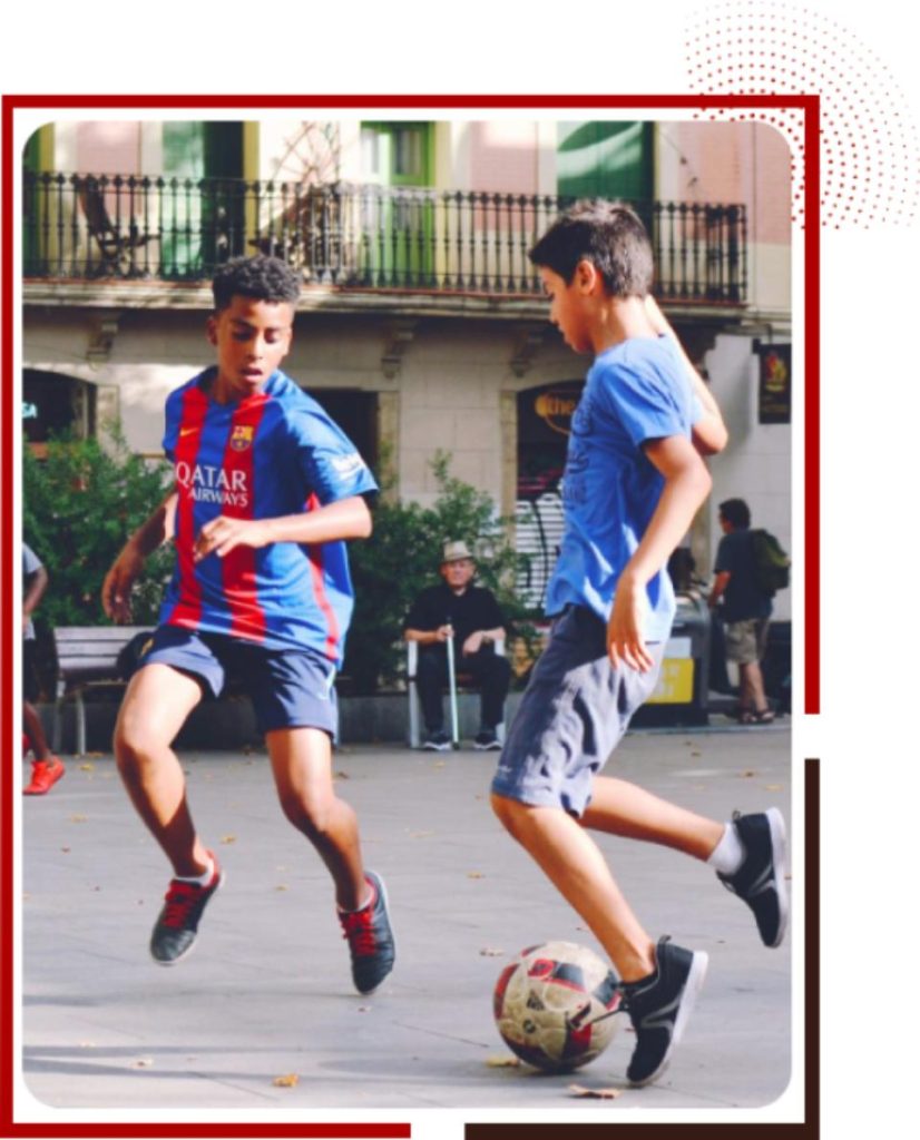 Zwei Jungen spielen Fußball