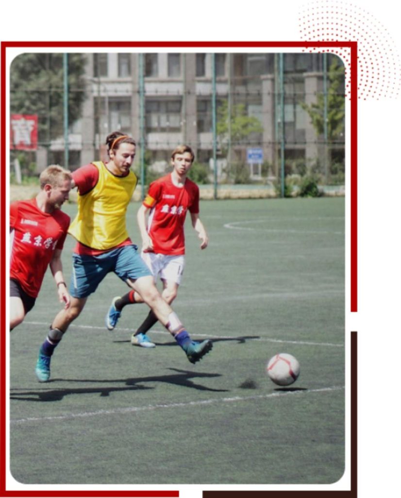 Fußballspielende Kinder auf dem Feld