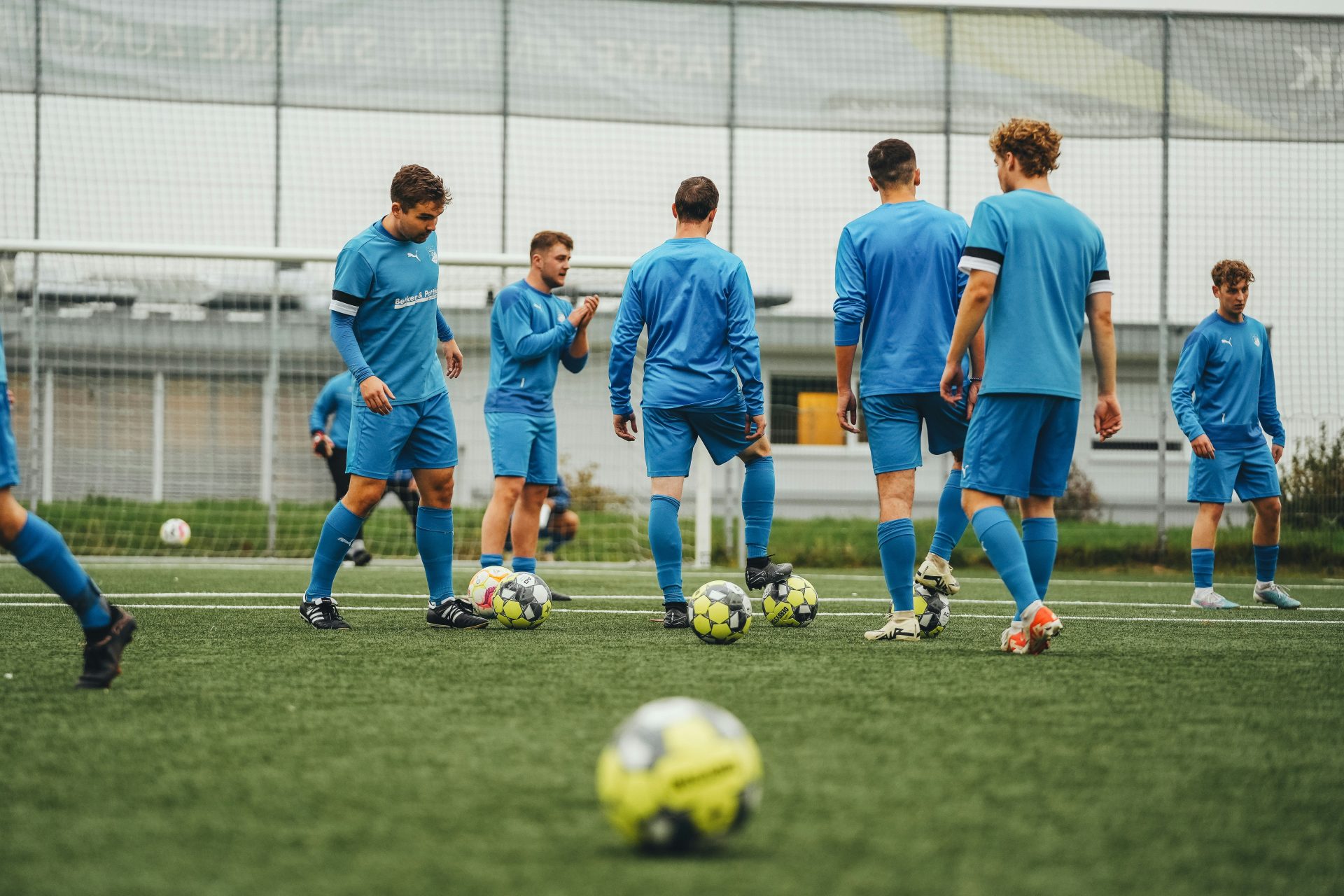 Eine Gruppe junger Männer spielt Fußball.